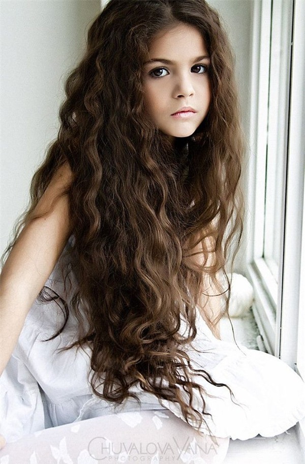 bé gái tóc dài