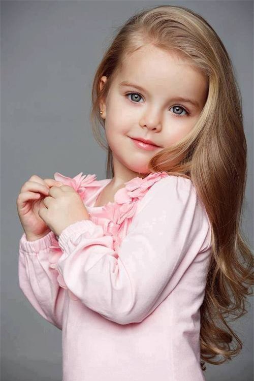 Bé gái tóc dài