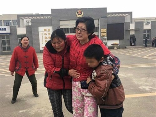 Vừa mới ra tù, Li Zhengqin đã được em họ của mình cũng chính là mẹ ruột của con trai nuôi đón tiếp, người mẹ ruột này quỳ xuống trên nền đất và hét lên: “Chị, em xin lỗi vì những gì chị đã phải chịu đựng, em xin lỗi!”.