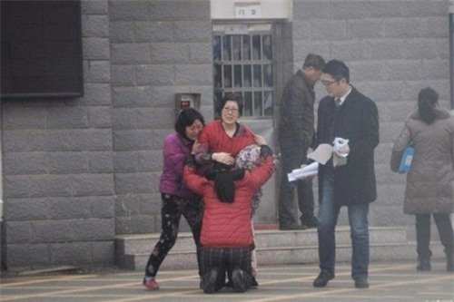 Sau đó, cậu bé con nuôi từng bị mẹ hổ Li Zhengqin đánh đập tàn nhẫn đã chạy đến, ôm lấy cánh tay của Li mà khóc. Lúc này, Li Zhengqin nghẹn ngào nói trong nước mắt: “con trai của mẹ, mẹ về nhà rồi đây”.