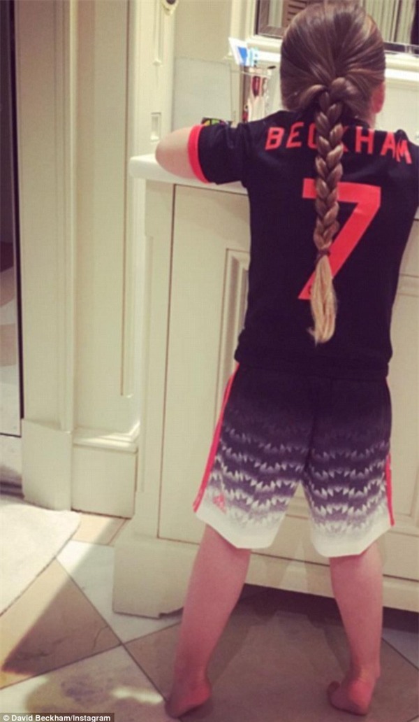 Victoria Beckham hạnh phúc khoe ảnh bà cụ non Harper Seven đứng chỉnh quần áo - Ảnh 4.