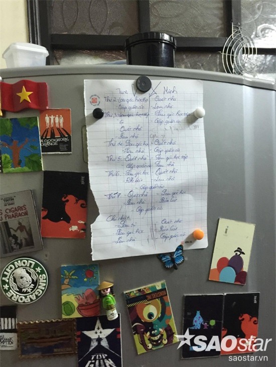 Tờ giấy đơn sơ dán trên tủ lạnh ghi công việc của hai con.