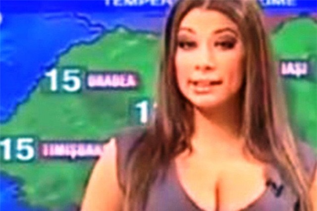 nu mc thoi tiet vo tinh lo nguc tren truyen hinh truc tiep hinh anh 2