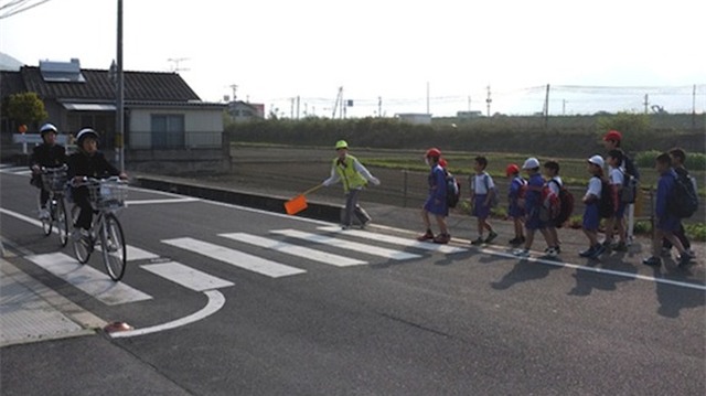 trẻ em Nhật qua đường, trẻ em Nhật Bản qua đường, trẻ em Việt Nam qua đường, sang đường kiểu Nhật, sang đường kiểu Việt Nam