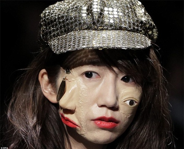 Hàng loạt yêu quái xuất hiện tại Tuần lễ thời trang Tokyo - Ảnh 1.