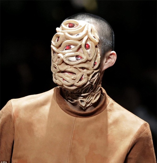 Hàng loạt yêu quái xuất hiện tại Tuần lễ thời trang Tokyo - Ảnh 2.