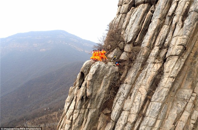 Nhiều môn đồ của Kungfu đã luyện võ bên vách đá ở dãy núi Songshan, Đặng Phong, tỉnh Hà Nam.
