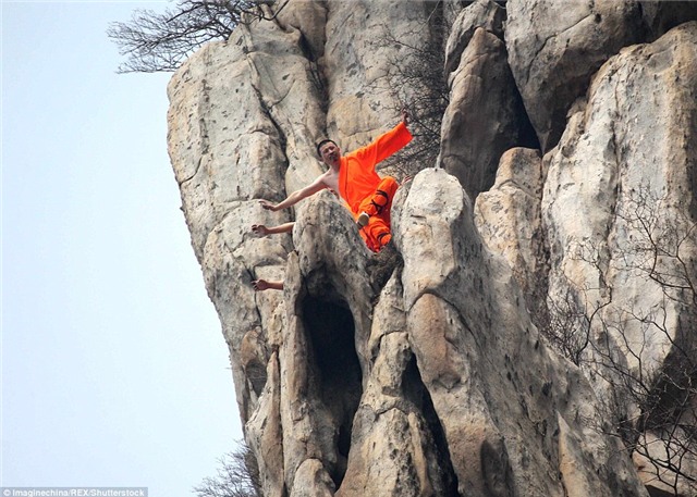 Dù bề mặt tiếp túc với cơ thể rất mỏng, trên vách núi cao cheo leo nhưng các “cao thủ” vẫn bình thản luyện công với những thế võ khó.