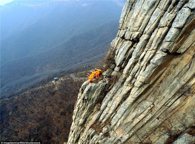 Mép đá cao lại trở thành nơi luyện công được “ưu ái” của những môn đồ Thiếu Lâm.