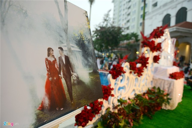 Nam Cường say đắm bên vợ trong hôn lễ ở Hà Nội