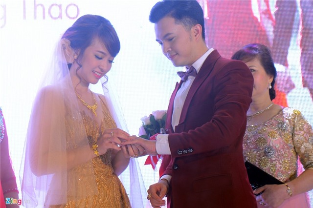 Nam Cường say đắm bên vợ trong hôn lễ ở Hà Nội