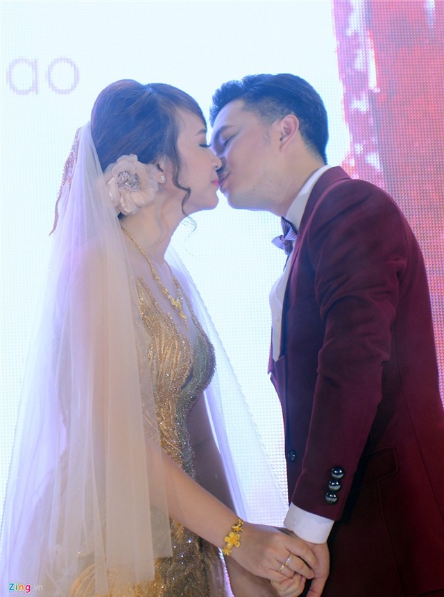 Nam Cường say đắm bên vợ trong hôn lễ ở Hà Nội