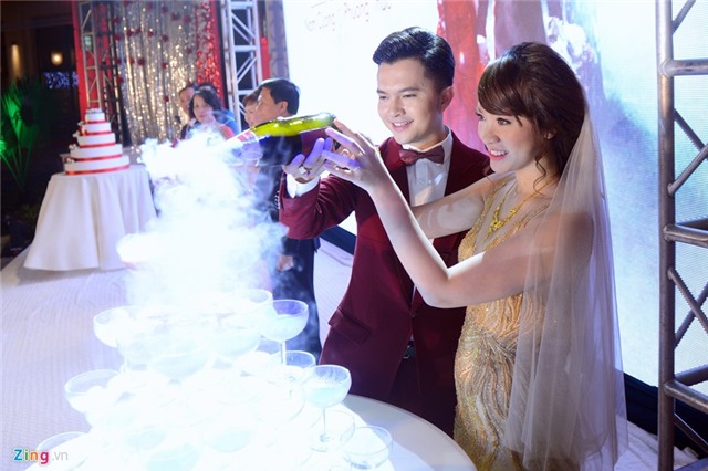 Nam Cường say đắm bên vợ trong hôn lễ ở Hà Nội