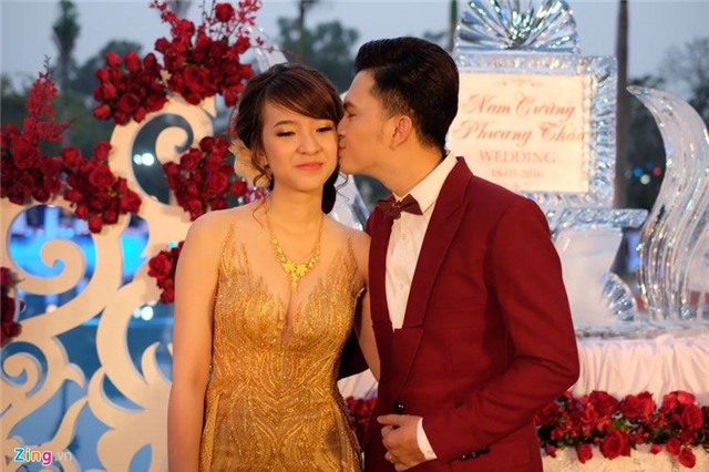 Nam Cường say đắm bên vợ trong hôn lễ ở Hà Nội
