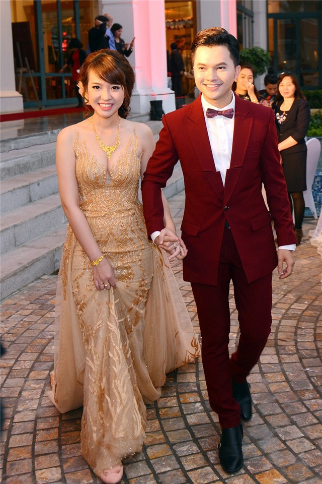 Nam Cường say đắm bên vợ trong hôn lễ ở Hà Nội