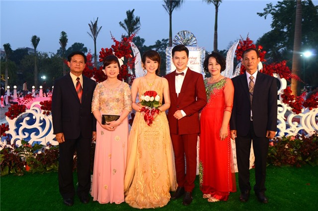 Nam Cường say đắm bên vợ trong hôn lễ ở Hà Nội