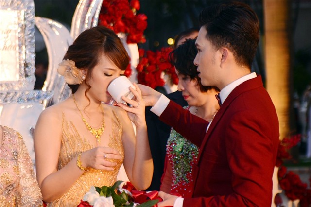 Nam Cường say đắm bên vợ trong hôn lễ ở Hà Nội