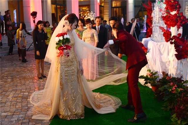 Nam Cường say đắm bên vợ trong hôn lễ ở Hà Nội