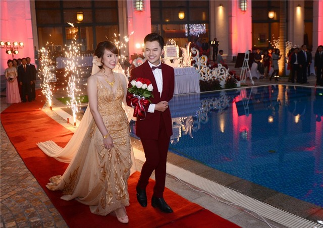 Nam Cường say đắm bên vợ trong hôn lễ ở Hà Nội