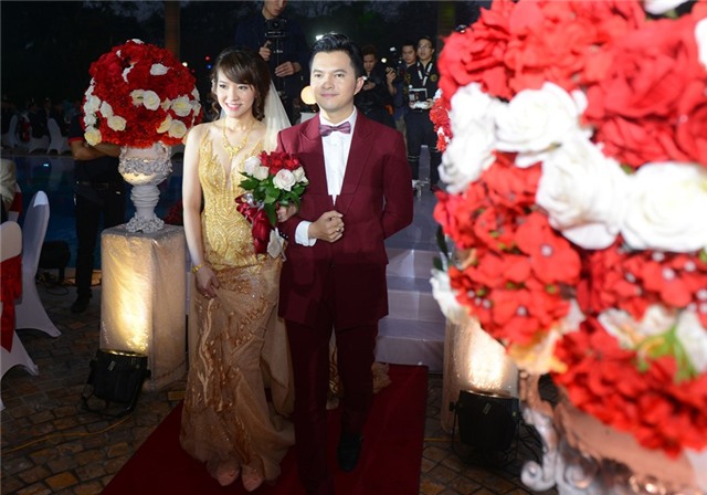 Nam Cường say đắm bên vợ trong hôn lễ ở Hà Nội