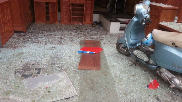 Một ngôi nhà ở dãy nhà đối diện bên kia đường bị sức ép của vụ nổ làm vỡ vụn kính.