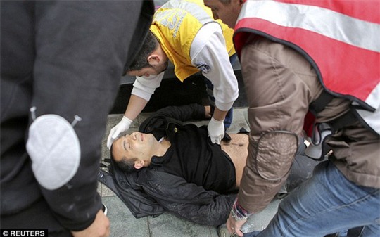 Người bị thương được cấp cứu. Ảnh: Reuters