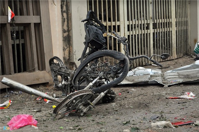 Hiện trường vụ nổ lớn ở Hà Đông tạo hố sâu trên vỉa hè