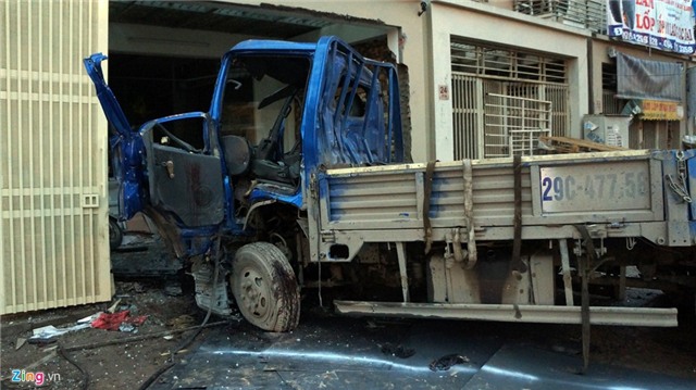 Hiện trường vụ nổ lớn ở Hà Đông tạo hố sâu trên vỉa hè