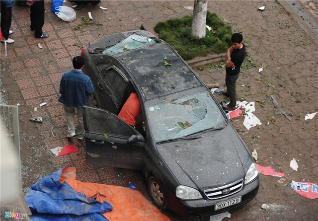 Hiện trường vụ nổ lớn ở Hà Đông tạo hố sâu trên vỉa hè