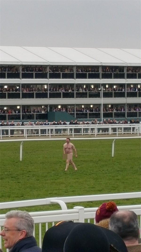 Fan cuồng trần truồng chạy vào phá quấy đường đua ngựa - Ảnh 3.