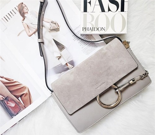 tiet lo chiec tui duoc coi la