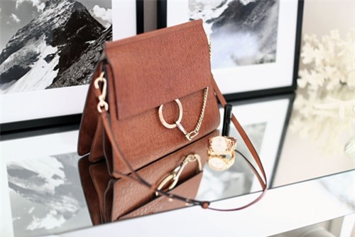 tiet lo chiec tui duoc coi la