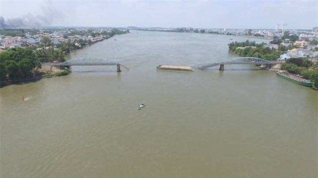 Hiện trường sập cầu Ghềnh ở Đồng Nai