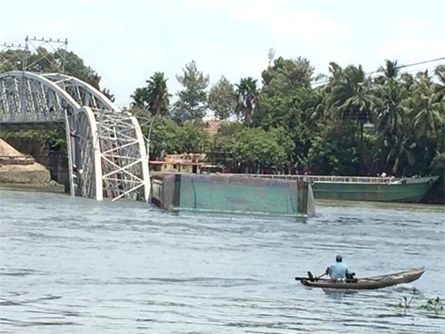 Hiện trường sập cầu Ghềnh ở Đồng Nai