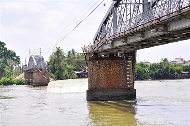 Hiện trường sập cầu Ghềnh ở Đồng Nai