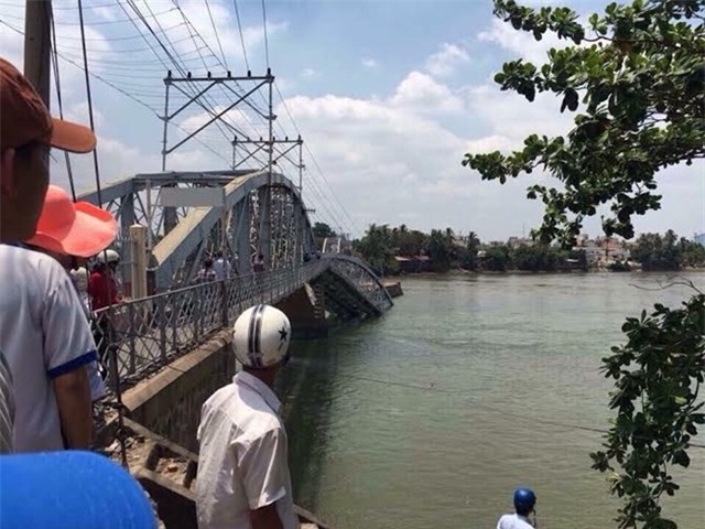 Hiện trường sập cầu Ghềnh ở Đồng Nai