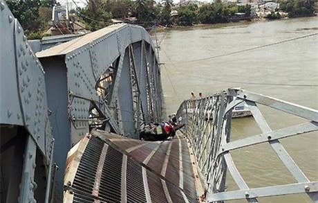 Hiện trường sập cầu Ghềnh ở Đồng Nai