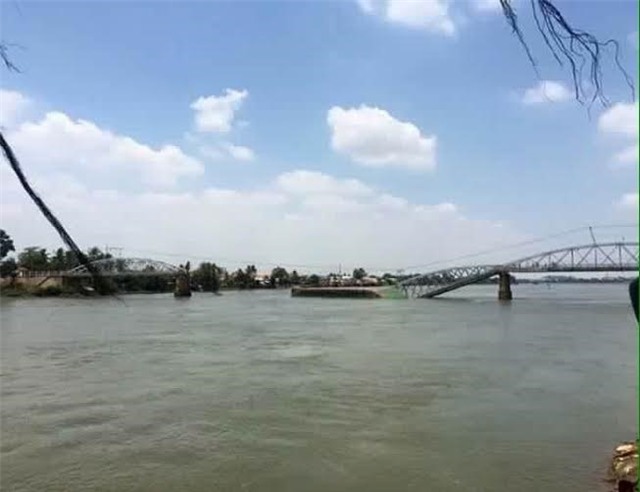 Hiện trường sập cầu Ghềnh ở Đồng Nai