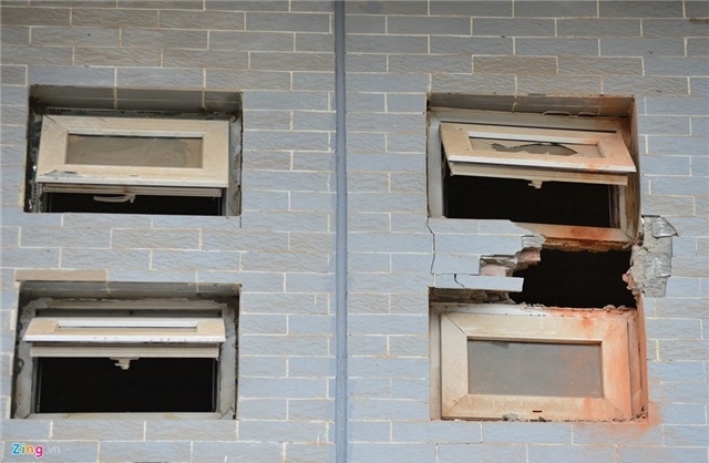 Vụ nổ ở Hà Đông: Vật thể xuyên thủng tường, cửa sắt