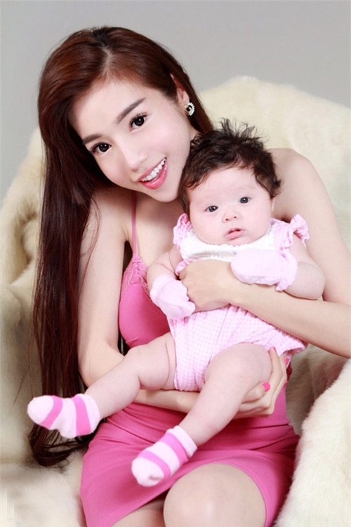 Năm 2014, Elly Trần bất ngờ khoe con gái. Thời gian này, người ta thấy cô tập trung cho việc chăm sóc con và xa dần những scandal ầm ỹ.