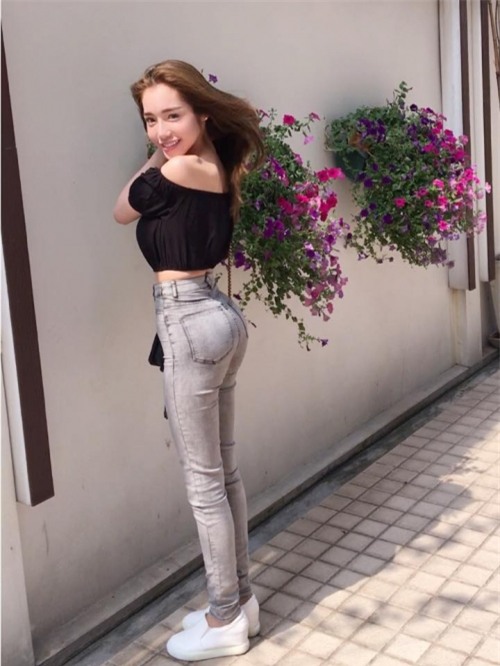 Cuối năm 2015, Elly Trần tiếp tục gây bất ngờ cho công chúng khi công bố sự ra đời của cậu con trai Túc Mạch. Đây cũng là thời điểm phong cách của Elly Trần thực sự thay đổi.