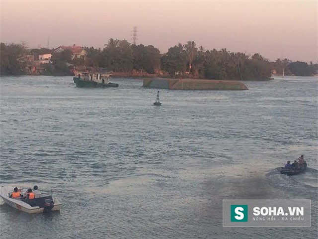 Chiếc sà lan trong vụ sập cầu đang trôi xa.