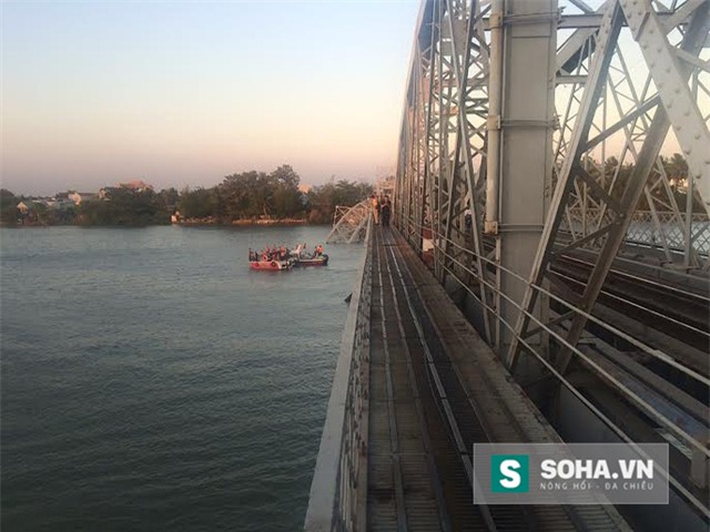 Vẫn chưa có thông tin chính thức về người rớt xuống sông