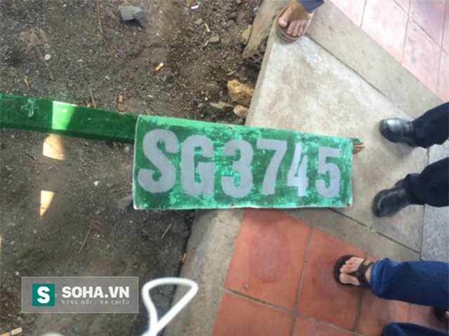 Biển số đầu kéo của xà lan đâm sập cầu do anh Trần Trung Kiên (38 tuổi) - ban Chỉ huy quân sự tỉnh đồng Nai tìm thấy.