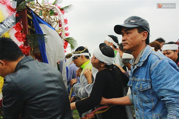 Vợ con khóc ngất bên quan tài chứa thi thể không vẹn nguyên của nạn nhân vụ nổ ở Văn Phú - Ảnh 3.