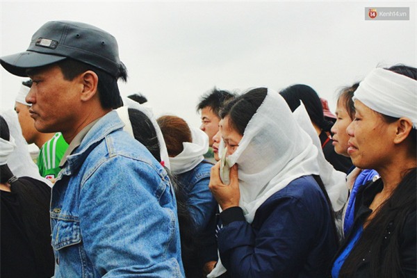 Vợ con khóc ngất bên quan tài chứa thi thể không vẹn nguyên của nạn nhân vụ nổ ở Văn Phú - Ảnh 5.