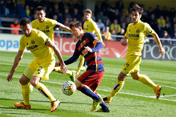 Fan nữ lảo đảo vì bị Messi sút bóng trúng mặt - Ảnh 3.