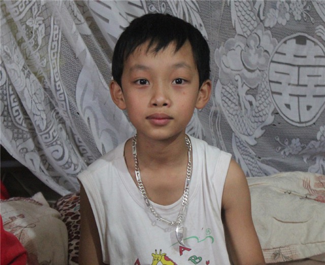 Em Nguyễn Huy Hoàng - học sinh lớp 6C cho biết thầy hiệu trưởng Nguyễn Đình Đài tát vào mặt, dùng gót giày đá vào chân em.