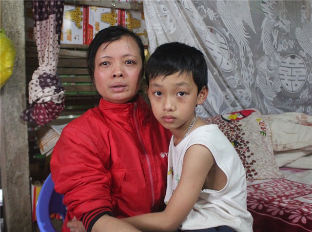 Chị Hoa cho biết Hoàng kêu đau mạn sườn và không thể tự lật người khi nằm ngủ.