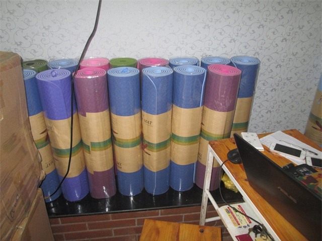 Các loại thảm Yoga Trung Quốc có giá từ 100 đến 350 nghìn đồng. Ảnh: Ngọc Thi